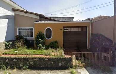 Imagem: A casa possui 3 Dormitórios, 1 Banheiro, 4 Vagas na garagem