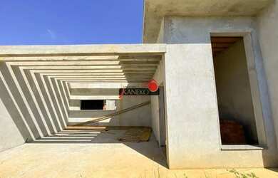 Imagem: A casa possui 3 Dormitórios, 2 Banheiros, 2 Vagas na garagem