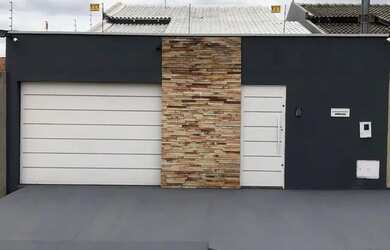 Imagem: A casa possui 3 Dormitórios, 2 Banheiros, 3 Vagas na garagem