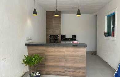 Imagem: A casa possui 3 Dormitórios, 2 Banheiros, 2 Vagas na garagem