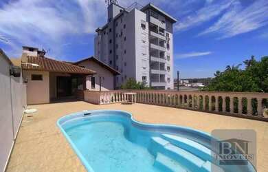 Imagem: A casa possui 4 Dormitórios, 5 Banheiros, 5 Vagas na garagem