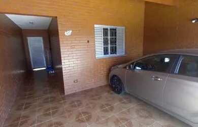 Imagem: A casa possui 3 Dormitórios, 1 Banheiro, 2 Vagas na garagem