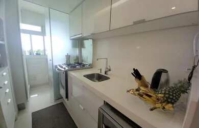 Imagem: O apartamento possui 2 Dormitórios, 1 Banheiro, 1 Vaga na garagem