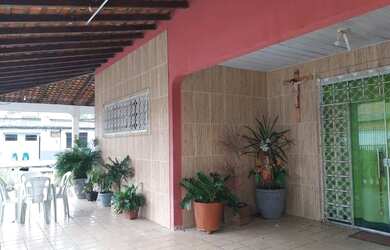 Imagem: A casa possui 4 Dormitórios, 3 Banheiros, 5 Vagas na garagem