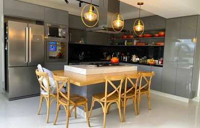 Imagem: A casa em condomínio possui 4 Dormitórios, 5 Banheiros, 2