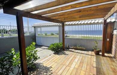 Imagem: A casa possui 3 Dormitórios, 3 Banheiros e 2 Vagas na garagem