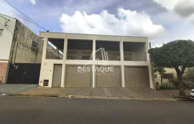 Imagem: A casa possui 3 Dormitórios, 1 Banheiro, 3 Vagas na garagem