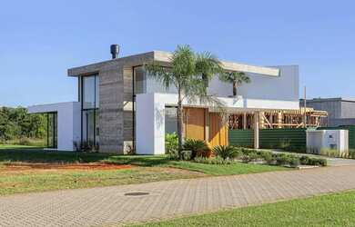 Imagem 2: Casa de condominio com concreto aparente