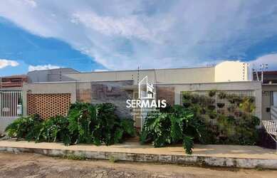 Imagem: A casa possui 2 Dormitórios, 2 Banheiros, 2 Vagas na garagem