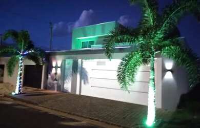 Imagem: A casa possui 3 Dormitórios, 3 Banheiros, 4 Vagas na garagem