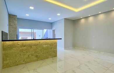 Imagem: A casa possui 3 Dormitórios, 2 Banheiros, 2 Vagas na garagem