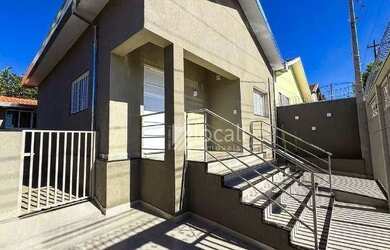 Imagem: A casa possui 3 Dormitórios, 2 Banheiros, 1 Vaga na garagem