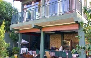 Imagem: A casa possui 3 Dormitórios, 5 Banheiros, 4 Vagas na garagem