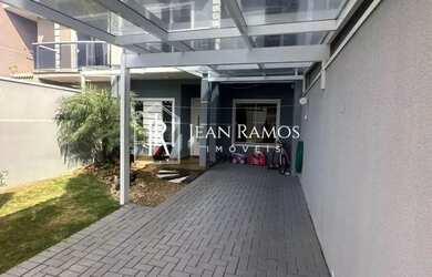 Imagem: A casa possui 3 Dormitórios, 3 Banheiros, 4 Vagas na garagem