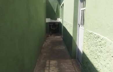 Imagem: A casa possui 2 Dormitórios, 1 Banheiro, 1 Vaga na garagem