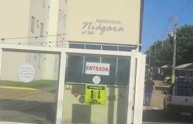 Imagem: O apartamento possui 2 Dormitórios, 1 Banheiro, 1 Vaga na garagem