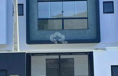 Imagem: A casa possui 3 Dormitórios, 1 Banheiro, 2 Vagas na garagem