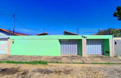 Imagem: A casa possui 4 Dormitórios, 3 Banheiros, 2 Vagas na garagem