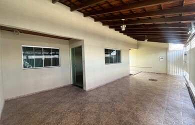 Imagem: A casa possui 3 Dormitórios, 2 Banheiros, 3 Vagas na garagem