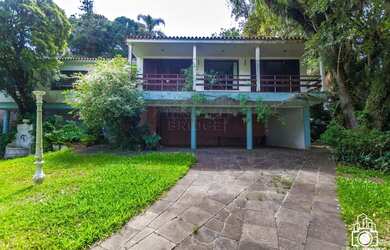 Imagem: A casa possui 3 Dormitórios, 3 Banheiros, 4 Vagas na garagem