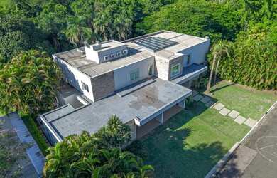 Imagem: A casa possui 5 Dormitórios, 5 Banheiros, 5 Vagas na garagem