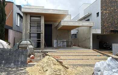 Imagem: A casa possui 3 Dormitórios, 5 Banheiros, 4 Vagas na garagem