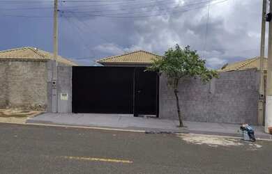 Imagem: A casa possui 2 Dormitórios, 1 Banheiro, 2 Vagas na garagem
