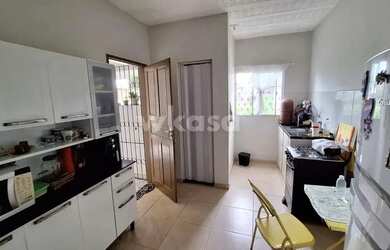 Imagem: A casa possui 2 Dormitórios, 1 Banheiro, 2 Vagas na garagem