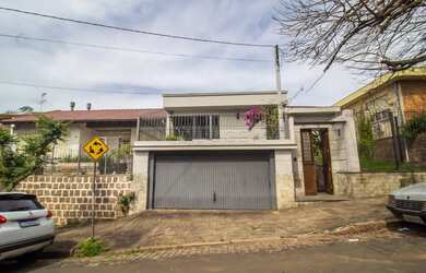 Imagem: A casa possui 3 Dormitórios, 4 Banheiros, 2 Vagas na garagem