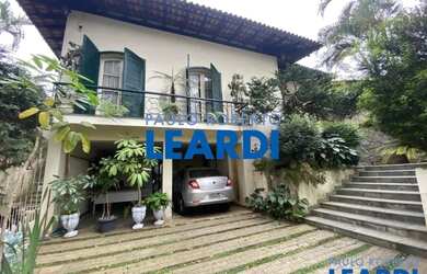 Imagem: A casa possui 4 Dormitórios, 5 Banheiros, 4 Vagas na garagem