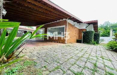 Imagem: A casa possui 3 Dormitórios, 5 Banheiros, 4 Vagas na garagem