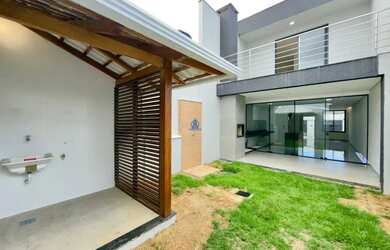 Imagem: A casa possui 3 Dormitórios, 3 Banheiros, 3 Vagas na garagem