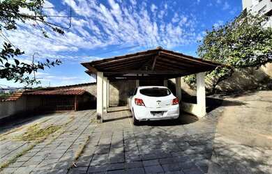 Imagem: A casa possui 4 Dormitórios, 3 Banheiros, 5 Vagas na garagem