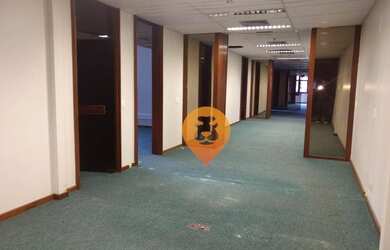 Imagem: O depósito possui 5 Vagas na garagem, 560m² de Área e está