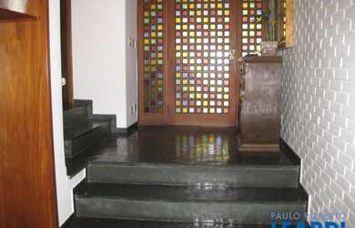 Imagem: A casa possui 4 Dormitórios, 3 Banheiros, 5 Vagas na garagem