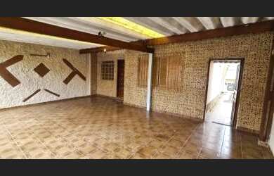 Imagem: A casa possui 2 Dormitórios, 1 Banheiro, 3 Vagas na garagem