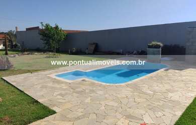 Imagem: A casa possui 2 Dormitórios, 1 Banheiro, 5 Vagas na garagem