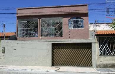 Imagem: A casa possui 4 Dormitórios, 4 Banheiros, 4 Vagas na garagem