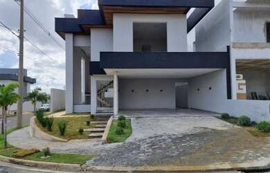 Imagem: A casa em condomínio possui 4 Dormitórios, 4 Banheiros, 4