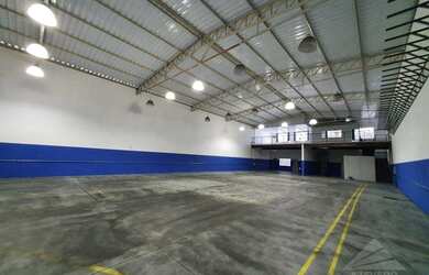Imagem: O depósito para alugar possui 5 Vagas na garagem e 660m² de