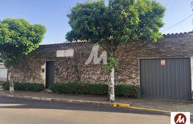 Imagem: O depósito possui 4 Vagas na garagem e 175m² de Área e está