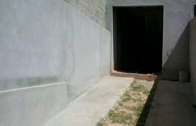 Imagem: A casa possui 2 Dormitórios, 1 Banheiro, 2 Vagas na garagem