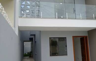 Imagem: A casa possui 3 Dormitórios, 2 Banheiros, 2 Vagas na garagem