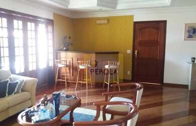 Imagem: A casa possui 3 Dormitórios, 4 Banheiros, 5 Vagas na garagem