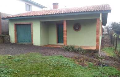 Imagem: A casa possui 3 Dormitórios, 1 Banheiro, 1 Vaga na garagem