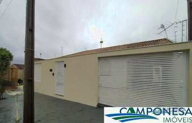 Imagem: A casa possui 4 Dormitórios, 2 Banheiros, 3 Vagas na garagem