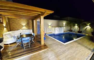 Imagem: A casa em condomínio possui 4 Dormitórios, 5 Banheiros, 4