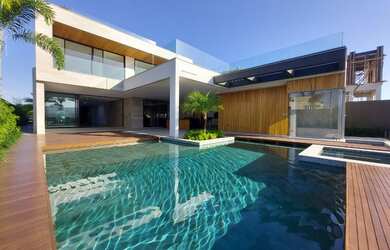 Imagem: A casa em condomínio possui 5 Dormitórios, 5 Banheiros, 5