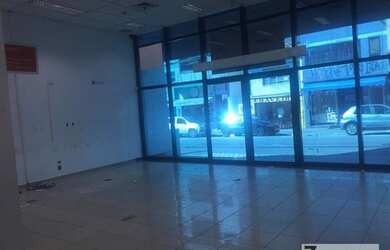 Imagem: O depósito possui 4 Vagas na garagem, 300m² de Área e está