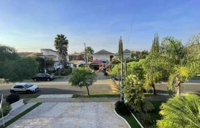 Imagem: A casa em condomínio possui 4 Dormitórios, 5 Banheiros, 5